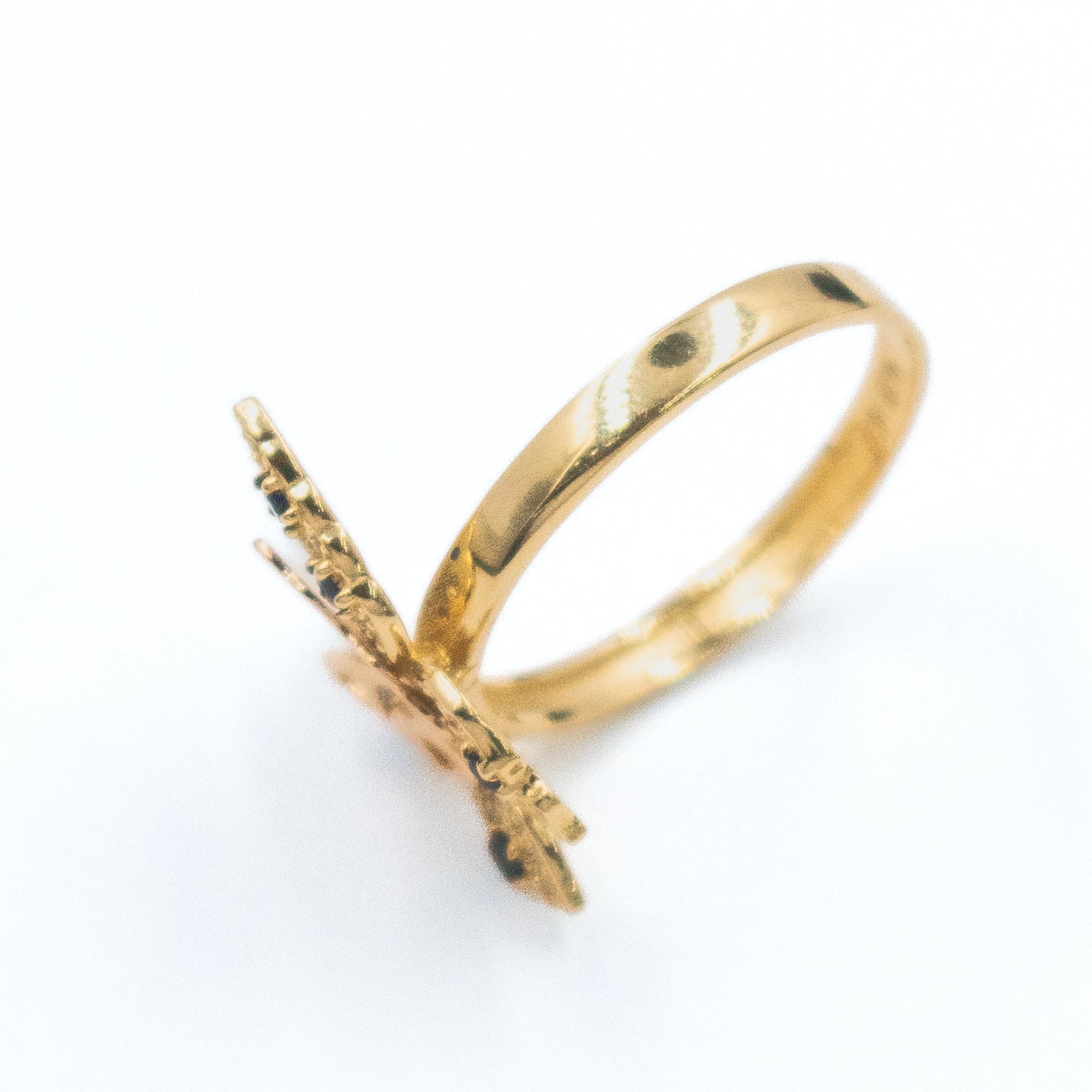 ANILLO DE MARIPOSA HUECA CON PIEDA ZIRCONIA ORO 14K